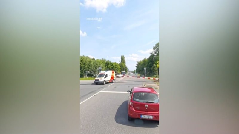 Sanitka kličkovala v Kolíně na přejezdu mezi závorami, ukazují záběry. Věcí se zabývá policie Sanitka kličkovala v Kolíně na přejezdu mezi závorami, ukazují záběry. Věcí se zabývá policie