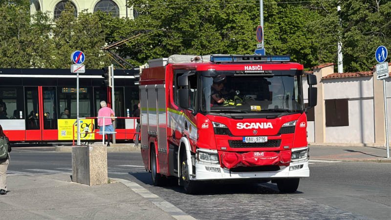 V pražském Podolí hoří bar, hasiči evakuovali přes 20 obyvatel. Platí druhý stupeň poplachu V pražském Podolí hoří bar, hasiči evakuovali přes 20 obyvatel. Platí druhý stupeň poplachu