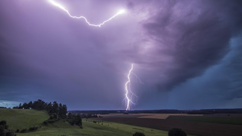 Bouřky a kroupy nečekaně zasáhnou Česko, brzy hrozí i silný vítr. MAPA ukazuje, kde udeří Bouřky a kroupy nečekaně zasáhnou Česko, brzy hrozí i silný vítr. MAPA ukazuje, kde udeří