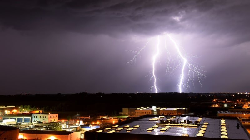 RADAR: Silné bouřky se proženou Českem velmi rychle. Hrozí supercely a další nebezpečné jevy RADAR: Silné bouřky se proženou Českem velmi rychle. Hrozí supercely a další nebezpečné jevy