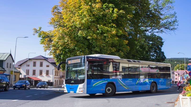 Autobus srazil v Domažlicích chodkyni. Zůstala zaklíněná pod vozem, letěl pro ni vrtulník Autobus srazil v Domažlicích chodkyni. Zůstala zaklíněná pod vozem, letěl pro ni vrtulník