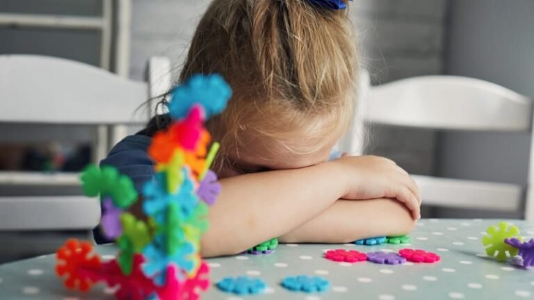 Děsivý útok v levické školce: učitelku hodili do skříně. dcera se zajíkala strachy, líčí otec