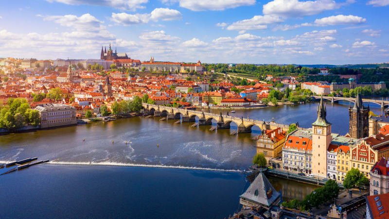 Cizinci v Čechách utratili loni o třetinu více než místní turisté. Jejich celkový počet roste Cizinci v Čechách utratili loni o třetinu více než místní turisté. Jejich celkový počet roste