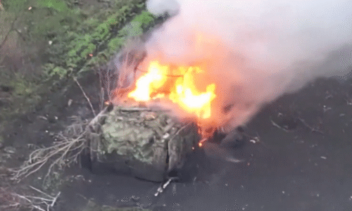 Záběry explozí a termitu v akci. Ukrajinci proměnili ruské obrněnce v ohořelý šrot