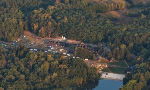 Malý chlapec se utopil v Českém ráji. Podle svědků spadl z loďky, v kempu zasahoval vrtulník