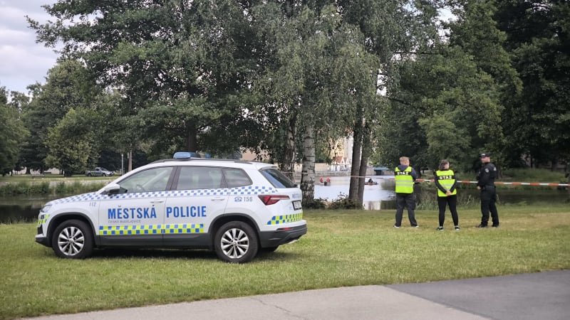 Manévry v Českých Budějovicích. Policie uzavřela okolí řeky, pátrá po pohřešované dívce Manévry v Českých Budějovicích. Policie uzavřela okolí řeky, pátrá po pohřešované dívce