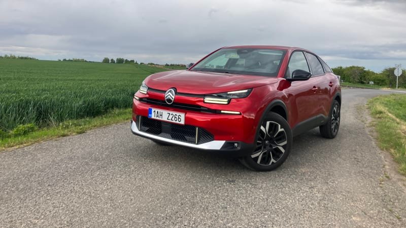 TEST: Citroën C4 vzpomíná na avantgardu předků. Sází na nekomplikovanou techniku TEST: Citroën C4 vzpomíná na avantgardu předků. Sází na nekomplikovanou techniku