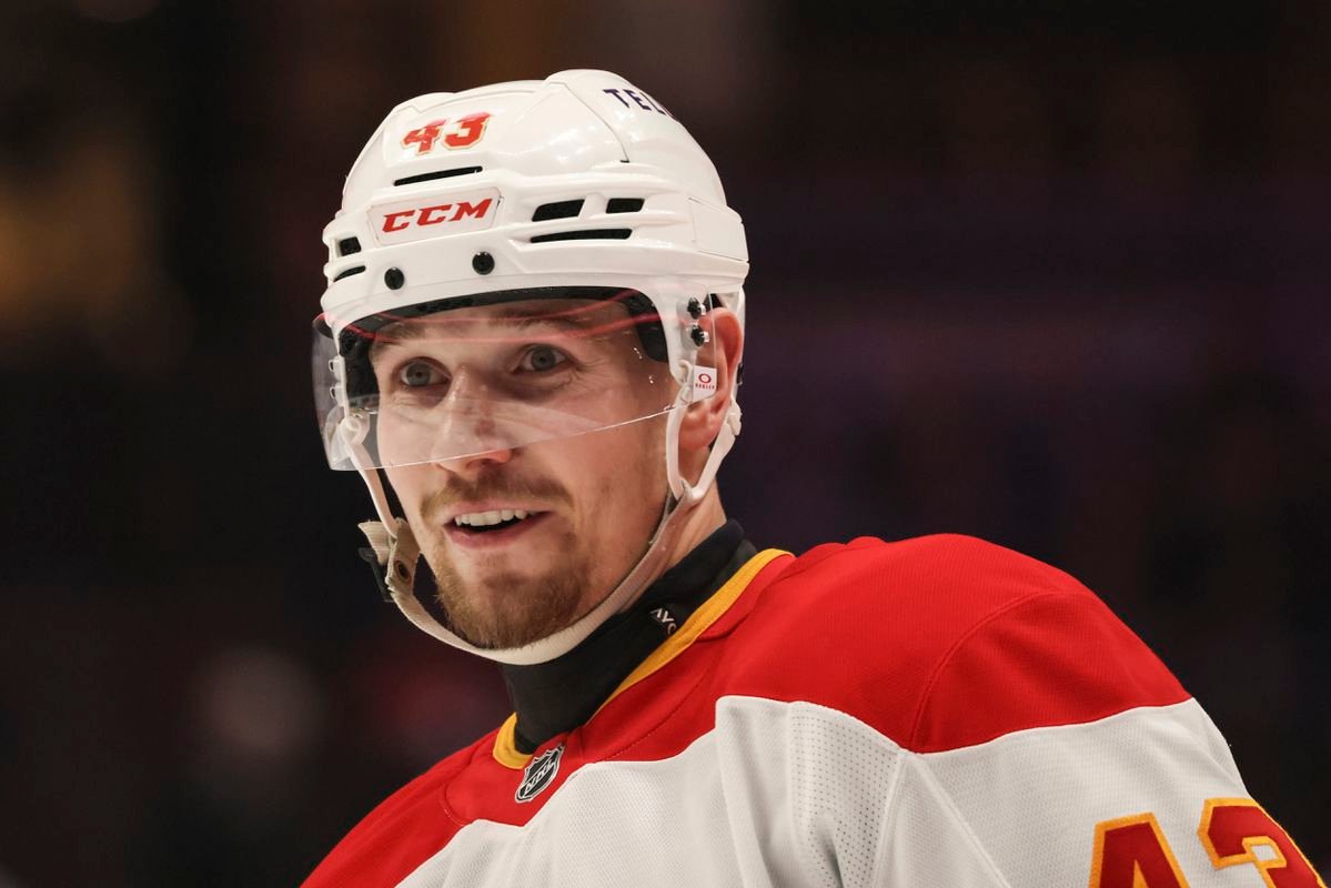 Český útočník presvedčil vedenie Calgary Flames. Podpísal nový kontrakt
