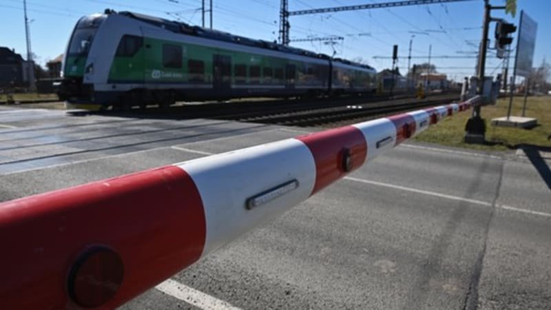 Tragédie v Handlové: Třináctiletý chlapec se vracel ze školy s vysvědčením, zabil ho vlak Tragédie v Handlové: Třináctiletý chlapec se vracel ze školy s vysvědčením, zabil ho vlak