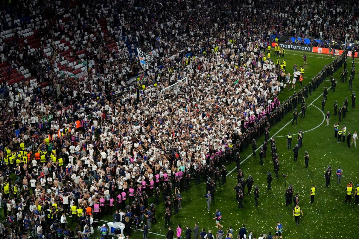 FOTO+VIDEO Zábery, ktoré obleteli svet. Neuveríte, čo si vzali fanúšikovia PSG zo štadióna po finále