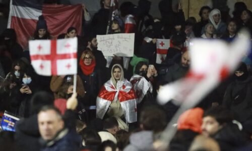 Protesty v Gruzínsku trvajú už 197 dní. Po odsúdení aktivistu sa účasť znova zdvihla na tisíce ľudí