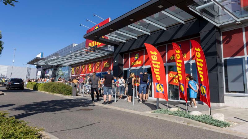 Šílenství v Olomouci: Kvůli novému Lidl Outletu přijeli už v noci Pražáci, venku stála fronta Šílenství v Olomouci: Kvůli novému Lidl Outletu přijeli už v noci Pražáci, venku stála fronta