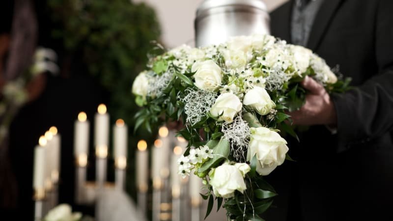 Poslední sbohem 9leté dívce utonulé v Budějovicích. Přes 100 hostů i písně Michala Davida Poslední sbohem 9leté dívce utonulé v Budějovicích. Přes 100 hostů i písně Michala Davida