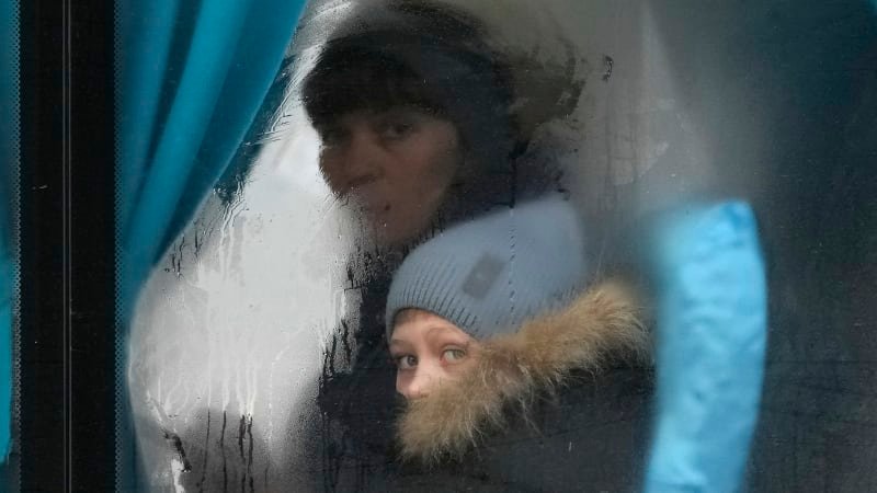 Ukrajinskému chlapci zabili mámu, ze zajetí ho zachránila odvážná babička. Jela pro něj 1300 km