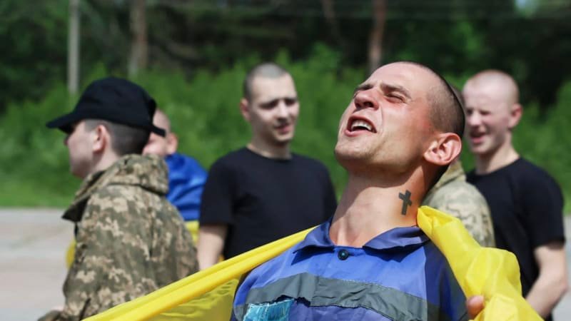 Naši jsou doma, napsal Zelenskyj. Začala rozsáhlá výměna zajatců mezi Ukrajinou a Ruskem