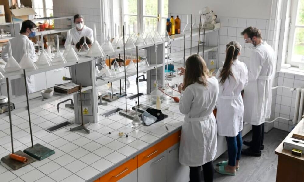 Drama na gymnáziu v Prievidzi: V chemické laboratoři došlo k výbuchu, na místě jsou zranění