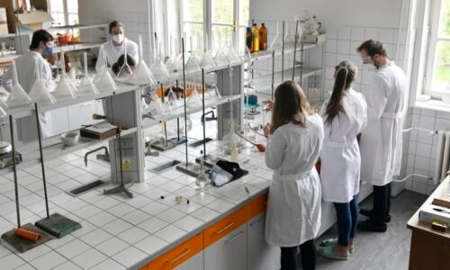 Drama na gymnáziu v Prievidzi: V chemické laboratoři došlo k výbuchu, na místě jsou zranění
