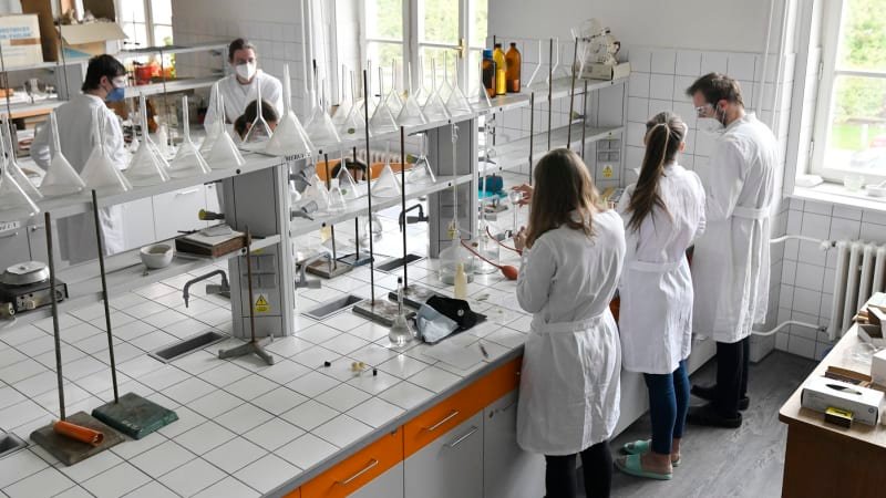 Drama na gymnáziu v Prievidzi: V chemické laboratoři došlo k výbuchu, na místě jsou zranění Drama na gymnáziu v Prievidzi: V chemické laboratoři došlo k výbuchu, na místě jsou zranění