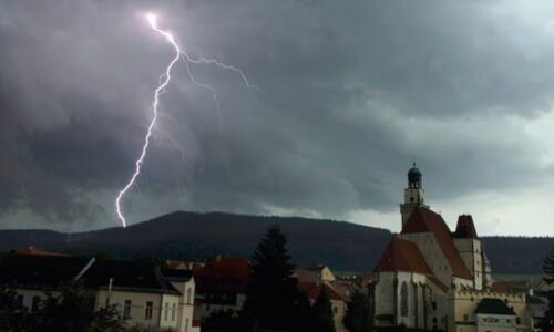 VÝSTRAHA: Silné bouřky se ženou na Česko, mohou přinést kroupy i náhlé povodně. Kde udeří?