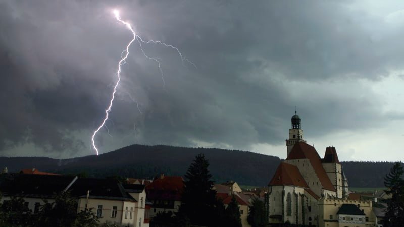 VÝSTRAHA: Silné bouřky se ženou na Česko, mohou přinést kroupy i náhlé povodně. Kde udeří? VÝSTRAHA: Silné bouřky se ženou na Česko, mohou přinést kroupy i náhlé povodně. Kde udeří?