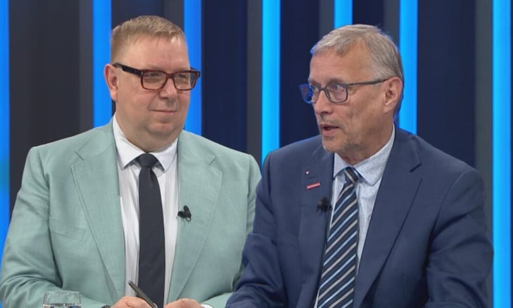 Juchelka o setrvání vlády: Kapři si rybník nevypustí. Čelíme hnojometům, odvětil Dvořák