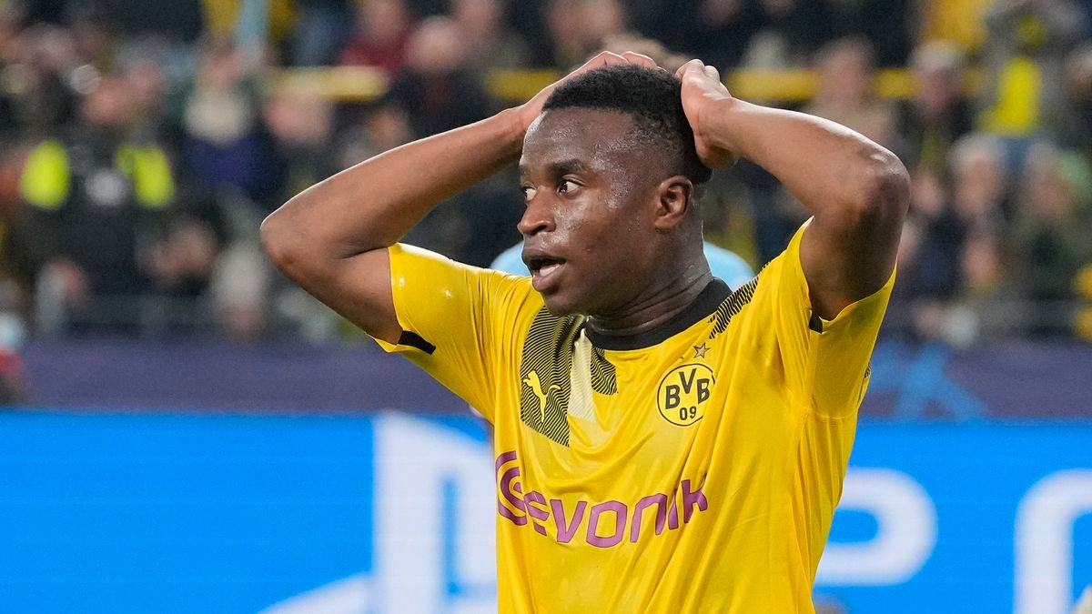 Premárnený talent? Moukoko opúšťa Dortmund, podľa športového riaditeľa sa jeho vývoj zastavil