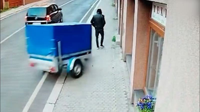Mrazivé záběry ze Sokolovska: Vozík se odpojil od auta, na chodníku přejel chodce Mrazivé záběry ze Sokolovska: Vozík se odpojil od auta, na chodníku přejel chodce