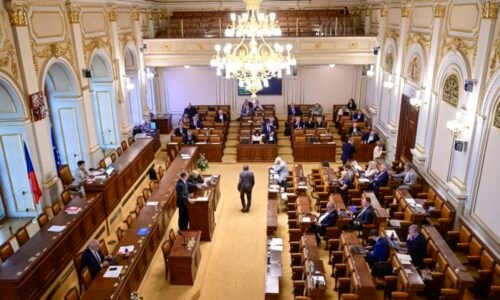 Prázdniny začaly školákům i politikům. Jaké známky si poslanci navzájem dali na vysvědčení?