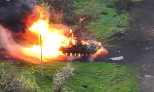 Záběry masivní exploze. Ukrajinci spálili ruský obrněnec, uvnitř stroje vzplanula munice