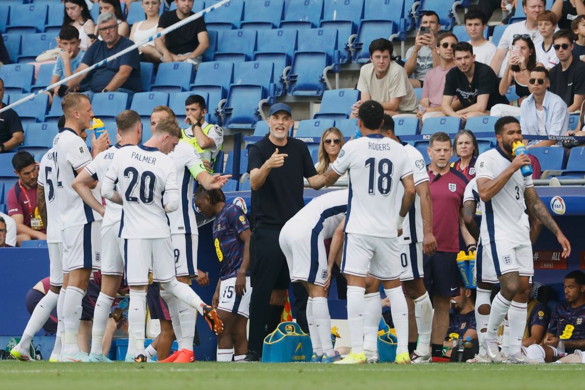 Anglicko príliš nelákalo. Pekelné derby prerušili, tréner Srbska ostro reagoval na novinárov
