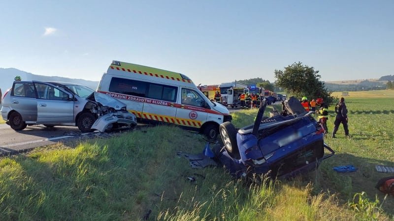 Nehoda sanitky a tří aut na Chebsku: Několik lidí utrpělo zranění, silnice je uzavřena Nehoda sanitky a tří aut na Chebsku: Několik lidí utrpělo zranění, silnice je uzavřena