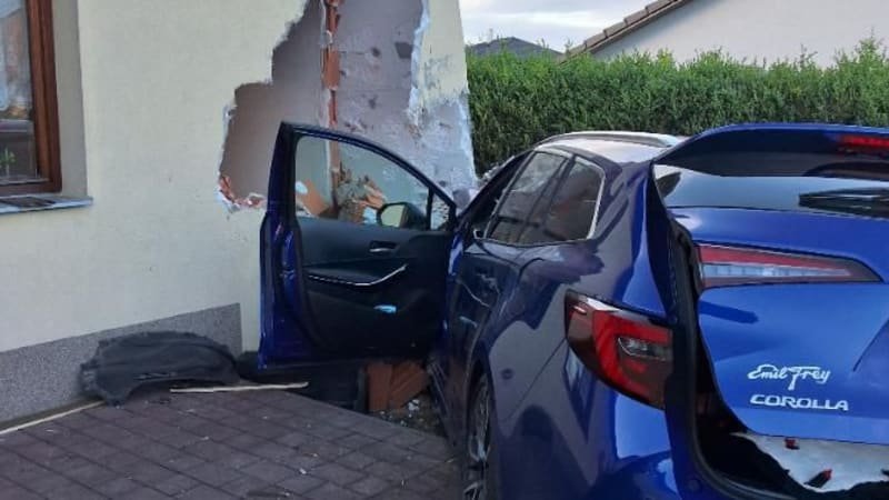 Sousedovi vjel autem až do obýváku. Kuriózní nehodu ve Světlé nad Sázavou zavinila křeč Sousedovi vjel autem až do obýváku. Kuriózní nehodu ve Světlé nad Sázavou zavinila křeč