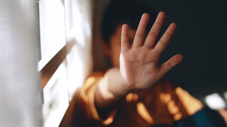 Děti ve školním věku nosily plenky a neuměly mluvit. rodiče je roky věznili, obávali se virů