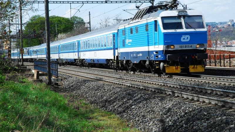 Smrt na kolejích: Na Uherskohradišťsku srazil rychlík člověka. Provoz celostátní trati je omezen Smrt na kolejích: Na Uherskohradišťsku srazil rychlík člověka. Provoz celostátní trati je omezen