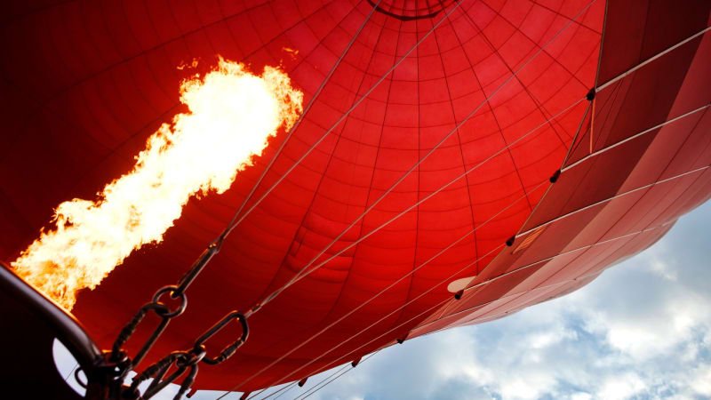 Drama nad Bolešovem: Horkovzdušný balon se zřítil v plamenech. Zraněné zachraňoval vrtulník Drama nad Bolešovem: Horkovzdušný balon se zřítil v plamenech. Zraněné zachraňoval vrtulník