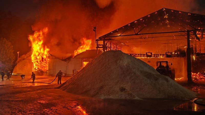 Ničivý požár pily na Vsetínsku: Škody jdou do stovek milionů, dva lidé utrpěli zranění Ničivý požár pily na Vsetínsku: Škody jdou do stovek milionů, dva lidé utrpěli zranění