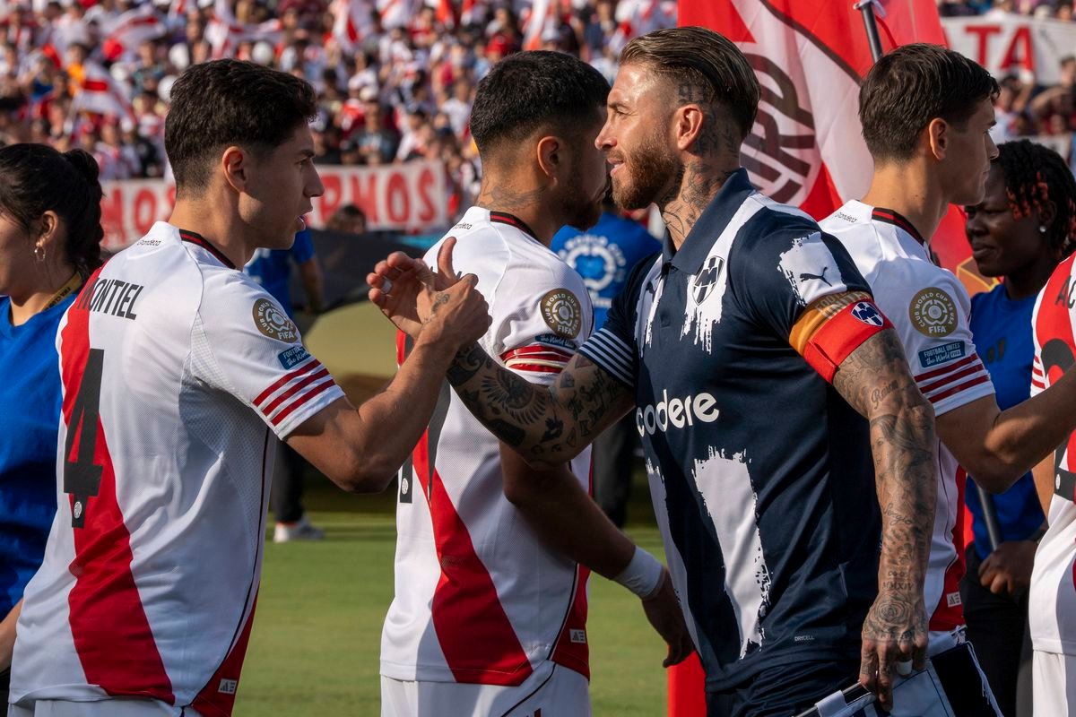 VIDEO Namiesto futbalu hrali karty, rozhodca mal plné ruky práce. River Plate nevyužil šancu na postup
