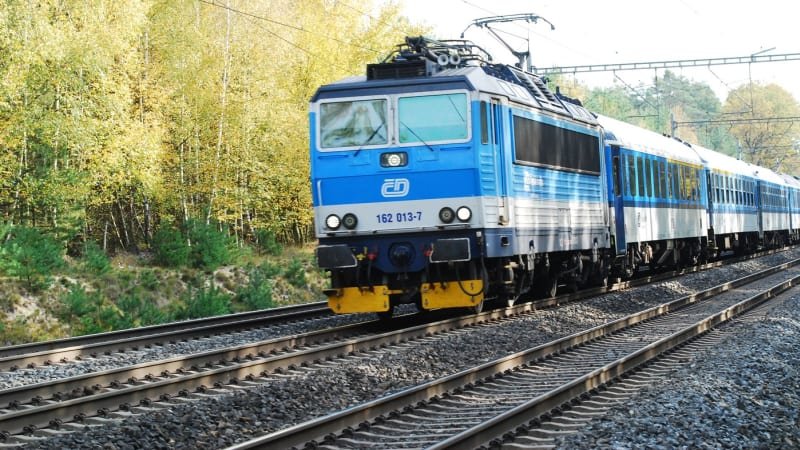 Železniční koridor z Prahy do Ústí nad Labem stojí. Vlak poškodil trakční vedení Železniční koridor z Prahy do Ústí nad Labem stojí. Vlak poškodil trakční vedení