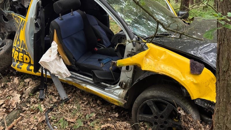 Tragická nehoda na Domažlicku. Po srážce dvou aut zemřeli tři lidé, další jsou těžce zraněni Tragická nehoda na Domažlicku. Po srážce dvou aut zemřeli tři lidé, další jsou těžce zraněni