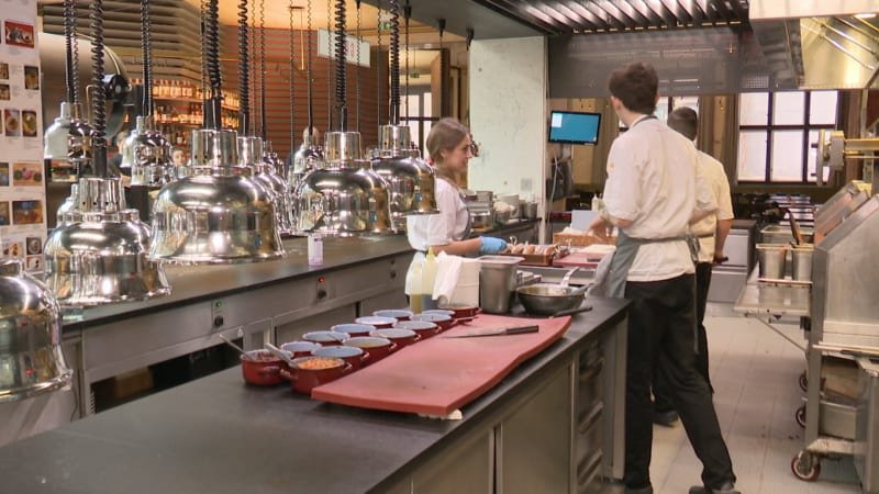Zvyky Čechů v restauracích se mění. Ziskovost mizí, gastro na vesnicích upadá, říká expert