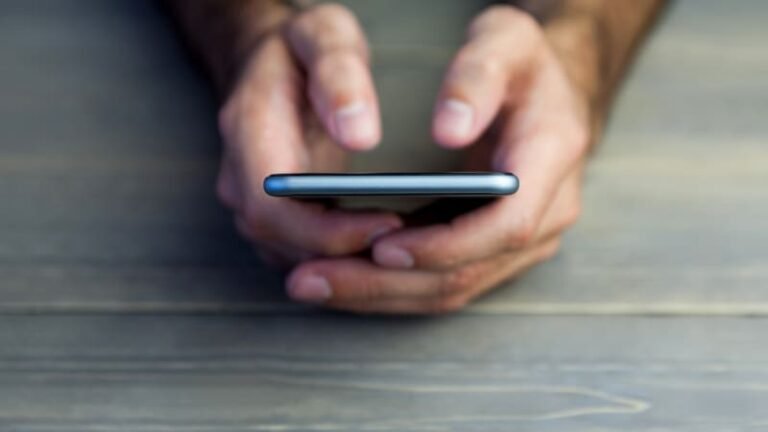 Namísto blízkých slyší podivná poselství. spojení s lidmi v íránu brání záhadné „hlasovky“