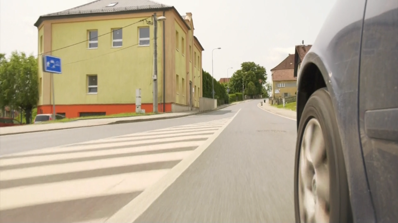 Prvňáka srazilo na přechodu ve Všerubech auto. Řidička odjela, škola nehodu nenahlásila Prvňáka srazilo na přechodu ve Všerubech auto. Řidička odjela, škola nehodu nenahlásila