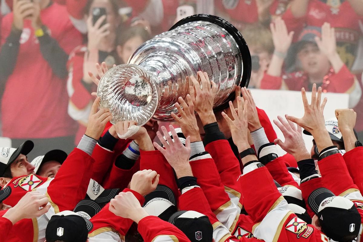 FOTO Výbuch radosti pred domácimi fanúšikmi! Pozrite si oslavy Floridy po obhajobe Stanley Cupu