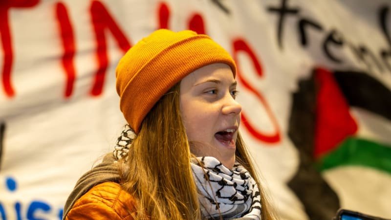 Chcete jen publicitu. Izrael přesměroval loď s Gretou mířící do Gazy, posádka mluví o únosu Chcete jen publicitu. Izrael přesměroval loď s Gretou mířící do Gazy, posádka mluví o únosu