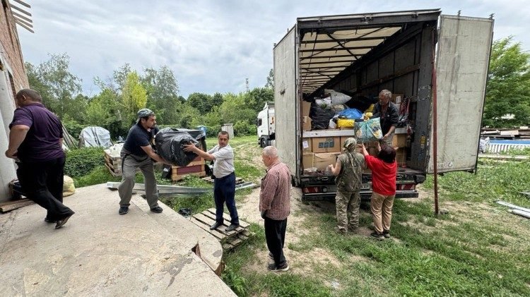 S pápežom Levom pokračuje úsilie o pomoc Ukrajine: Kamión s humanitárnou pomocou dorazil do Charkova