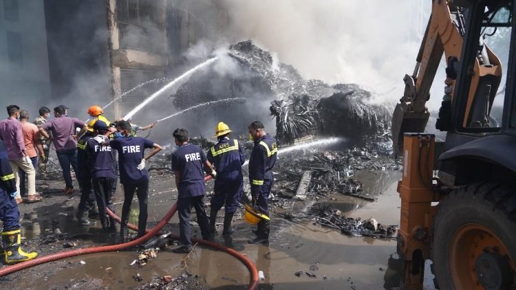 Pápež Lev XIV. je „hlboko zarmútený“ haváriou lietadla v Indii
