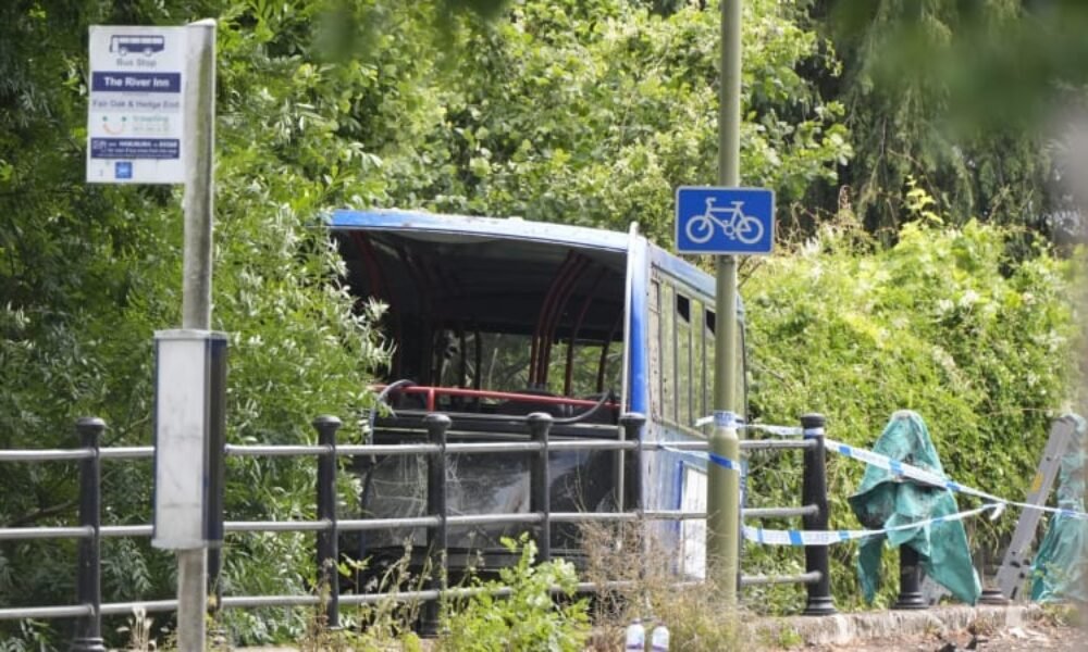 V Británii havaroval autobus se studenty. Zranilo se několik lidí, rodiče jsou vyděšení