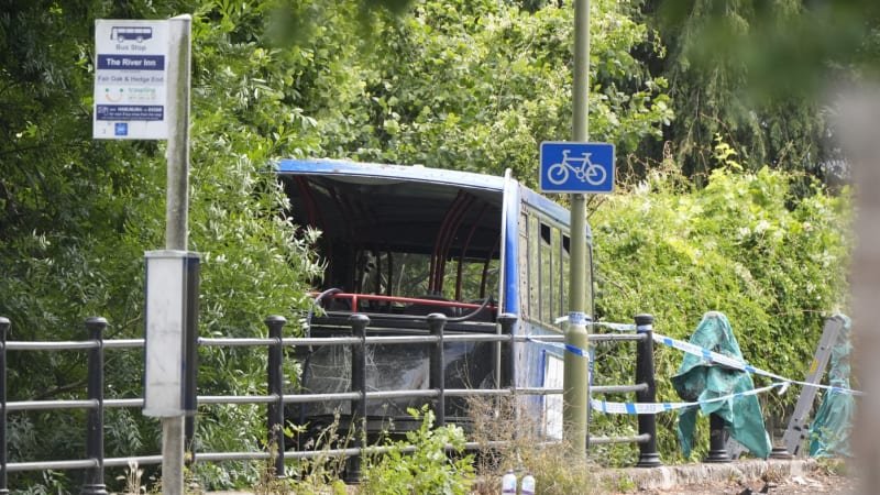 V Británii havaroval autobus se studenty. Zranilo se několik lidí, rodiče jsou vyděšení V Británii havaroval autobus se studenty. Zranilo se několik lidí, rodiče jsou vyděšení