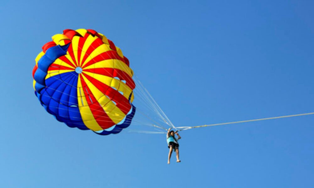 Smrt na dovolené v Budvě: 19letá dívka se při parasailingu zřítila do moře. Neměla šanci přežít