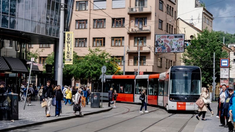 V pátek poprvé vyrazí do pražských ulic tramvaj Škoda 52T s cestujícími. Zatím na jedné lince V pátek poprvé vyrazí do pražských ulic tramvaj Škoda 52T s cestujícími. Zatím na jedné lince
